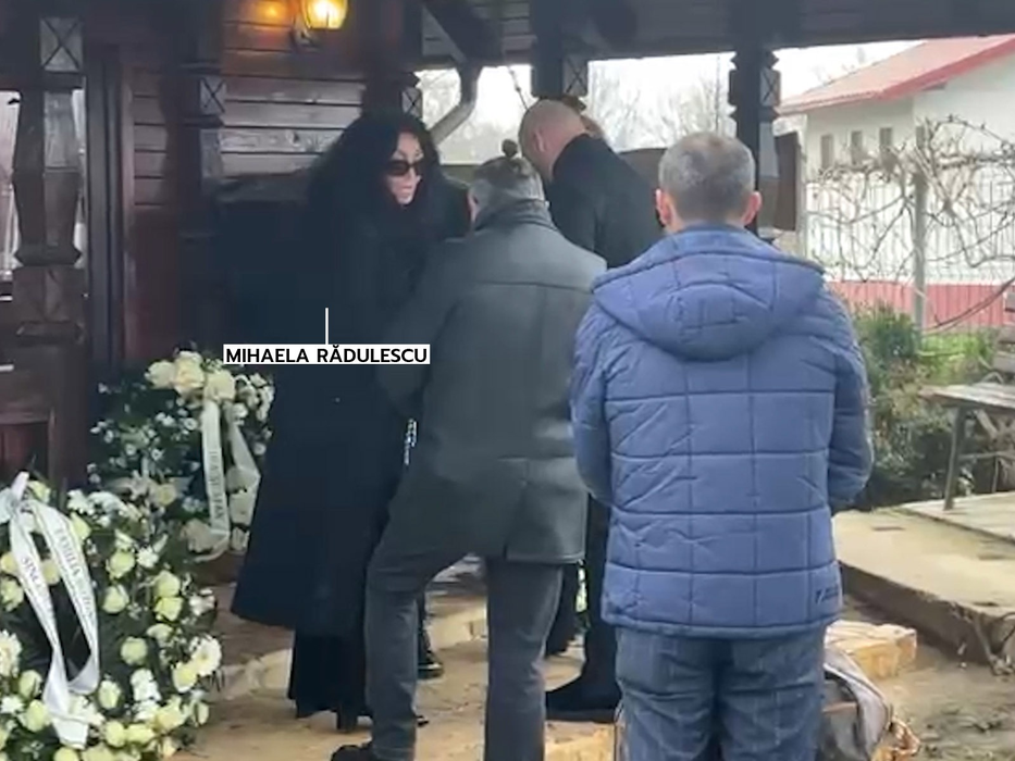 Accesoriile de lux cu care a apărut Mihaela Rădulescu la înmormântarea mamei. Gențile ei costă cât o mașină