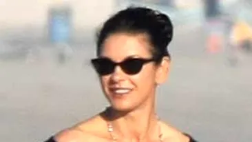 Catherine Zeta-Jones n-a avut niciun pic de stare la plaja! A pozat tot ce i-a iesit in cale!