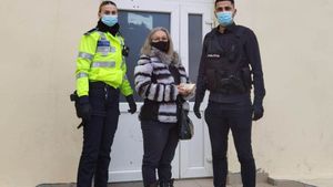Bunul samaritean de la Constanța. O femeie a găsit 10.000 de euro pe jos şi i-a predat poliţiei