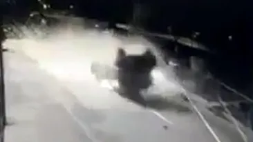 Cascadorie nemaivăzută pe o stradă din Craiova. Un șofer a scăpat ca prin minune dintr-un accident înfiorător - VIDEO IREAL