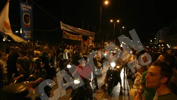 Manifestantii din Grecia au probat arma secreta pe scutieri! Atacati cu lasere, ca in Razboiul Stelelor