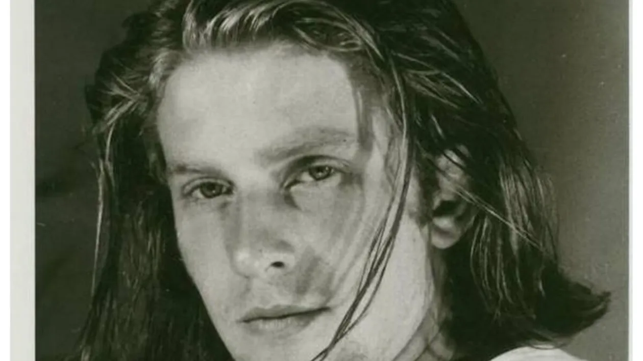 Recunoști vedeta din imagine?! Astăzi e unul dintre cei mai cunoscuți prezentatori TV