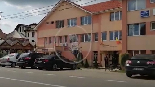 Scene de groază într-o primărie din județul Satu Mare! Edilul, viceprimarul și 2 angajați, bătuți și atacați cu un cuțit. Care este starea victimelor