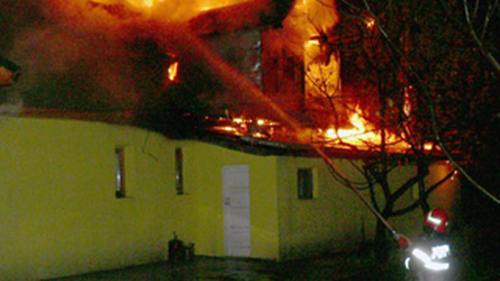 Un incendiu a facut scrum o sala de concerte din Sibiu!