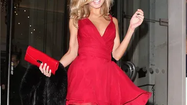 S-a trezit cu fusta in cap! Toti au vazut ce are o cunoscuta vedeta sub rochie