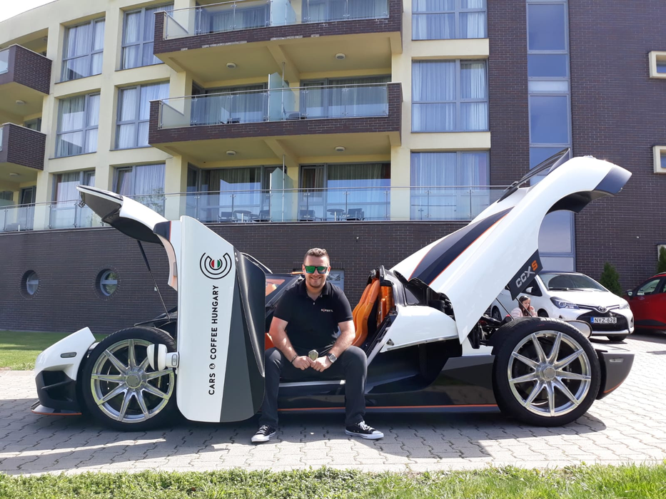 El e primul român care conduce bolidul Koenigsegg CCXS, mașină unicat de 1,2 milioane de euro