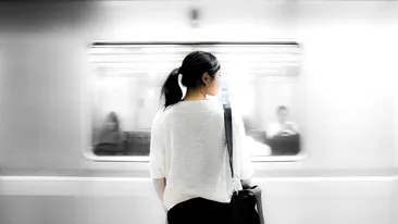 O mamă surprinsă într-o fotografie la metrou a ajuns faimoasă peste noapte. De ce s-a viralizat imaginea. FOTO