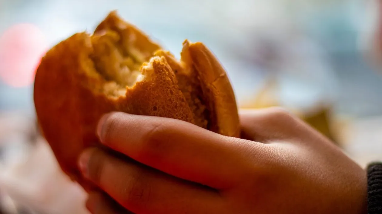 Un român a plătit 70 de lei pentru un sandwich în aeroport. Ireal ce a găsit în interior