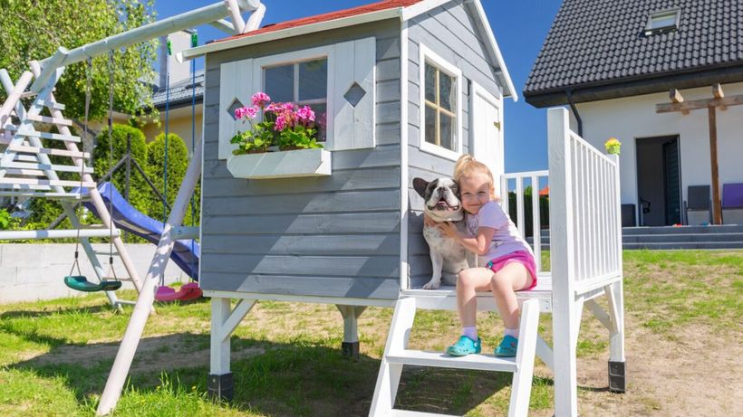 Zilele se încălzesc – cum să distrezi copiii în aer liber? Transformă grădina în loc de joacă