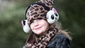 Aceasta fetita nu se poate juca, iarna, afara cu alti copii!Ce se intampla cu ea, daca simte frigul!