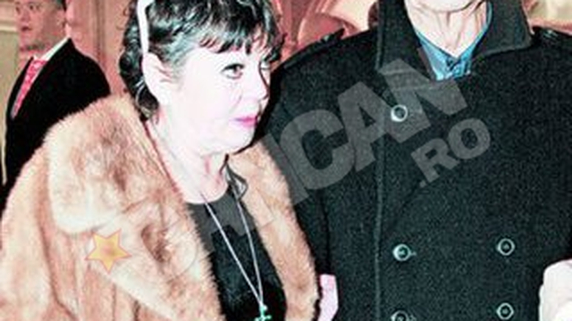 Nu mai poate sa urce singur scarile! Iurie Darie este ajutat sa mearga de sotia lui, Anca Pandrea