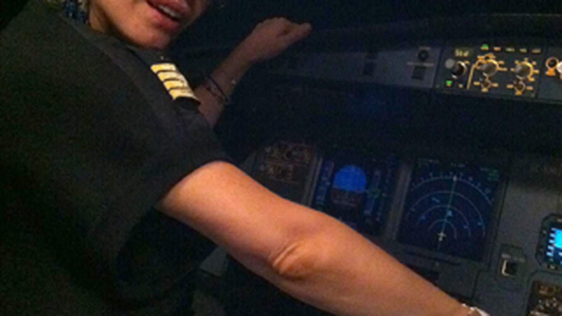 Uite-o pe Loredana Groza, pilotand un avion