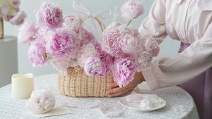 (P) Bujorul - simbol al prosperității și norocului în tradițiile românești