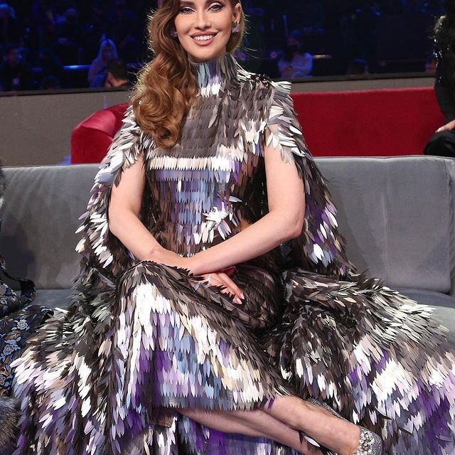 Iulia Albu, într-o rochie argintie/Sursă foto: Instagram.com