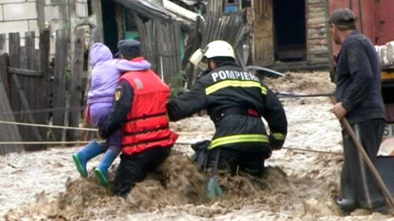 Chinuiți de dezastrele naturale! Cinci copii și trei adulți au fost evacuați din casa inundată, în Timiș