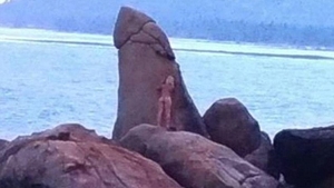 S-a dezbracat si s-a frecat de o piatra inalta de 12 metri, in forma de organ sexual masculin. Ce a patit tanara dupa ce a fost fotografiata de un turist