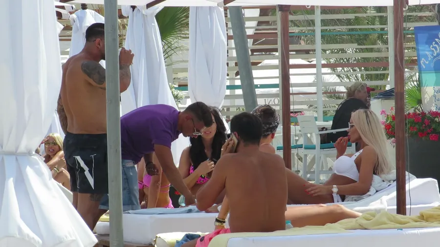 Bianca Drăgușanu, relaxată, cu degetul în gură (SURSA FOTO: CANCAN.RO)