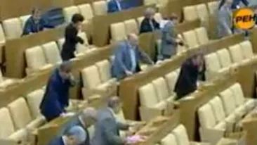 VIDEO Deputatii rusi voteaza pentru sute de colegi absenti!