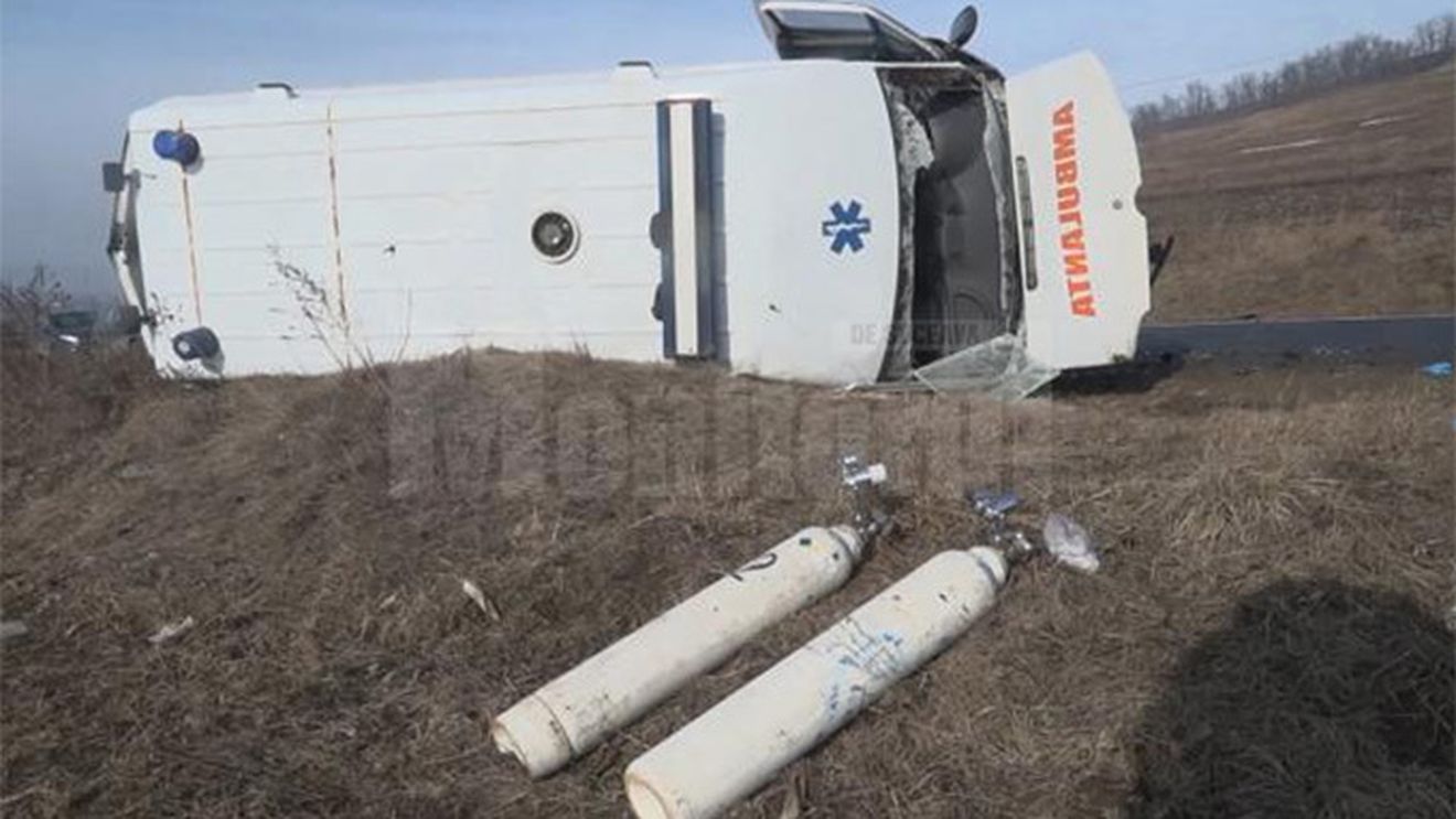 Accidente incredibile pe E85: o maşină a răsturnat o ambulanţă şi un tir a intrat într-o coloană