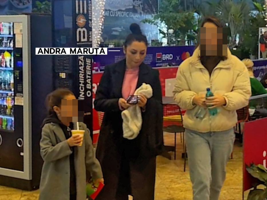 Andra, relaxată în mall alături de fetiță și de o prietenă (SURSA FOTO: CANCAN.RO)