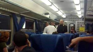 Scandal teribil în tren! Un român a tăbărât cu pumnii pe controlor, după ce i s-a cerut biletul. Poliția a intervenit în forță