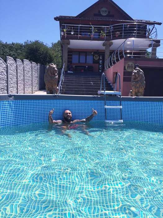 Dani Mocanu și-a tras piscină de plastic, care e “păzită” de lei suflați cu aur! “Regele, la o mică relaxare”
