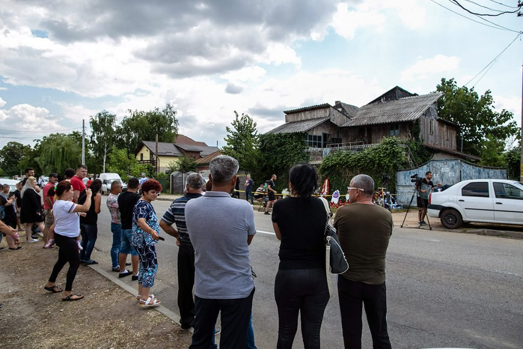 Casa lui Gheorghe Dincă a ajuns obiectiv turistic macabru. Ce se întâmplă, în fiecare zi, la locuința criminalului