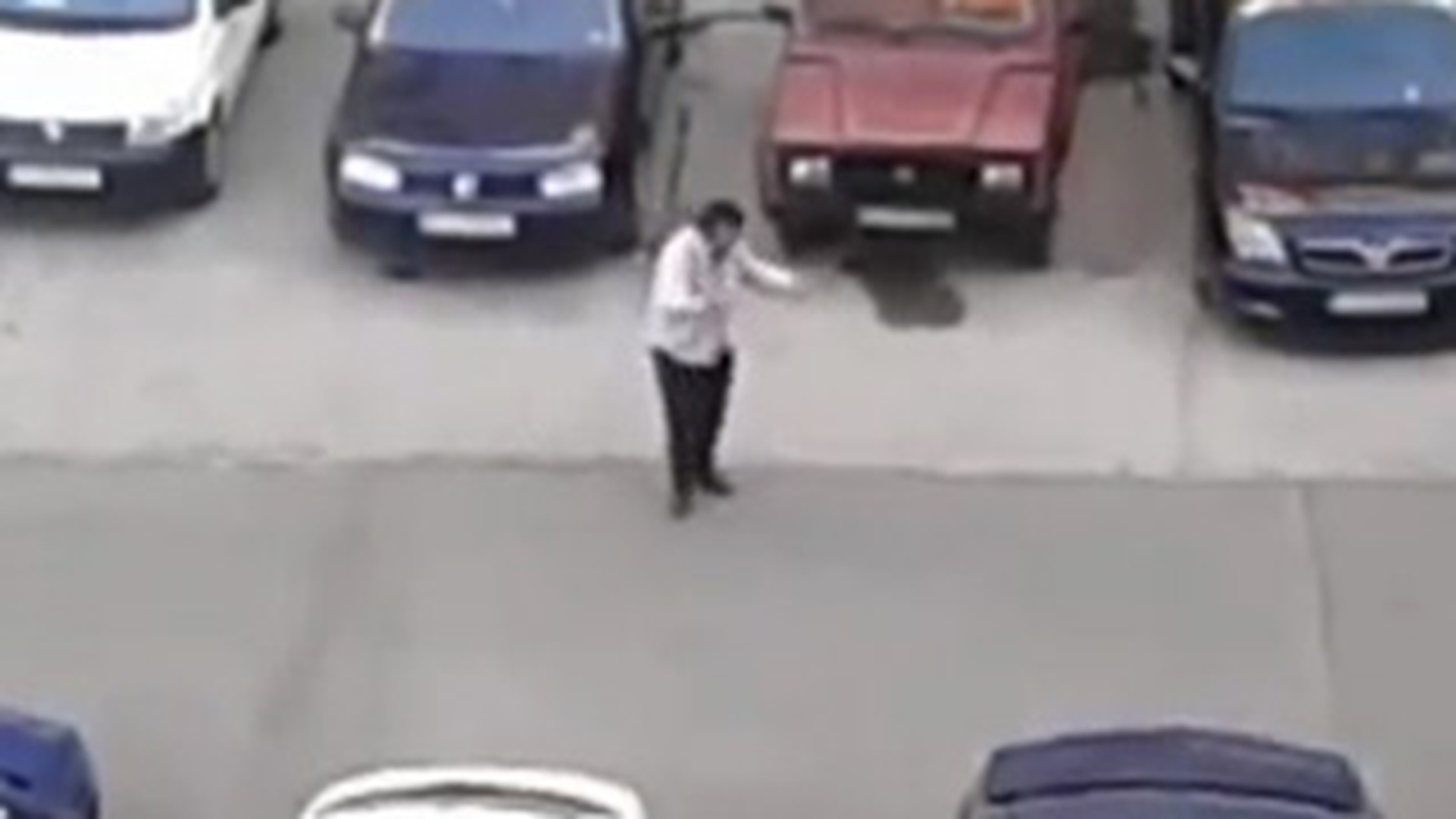 Un oltean se chinuie sa-l imite pe coreeanul care a rupt topurile cu Gangnam Style! Parca e bagat in priza! A repetat frenetic dansul intr-o parcare din Craiova!