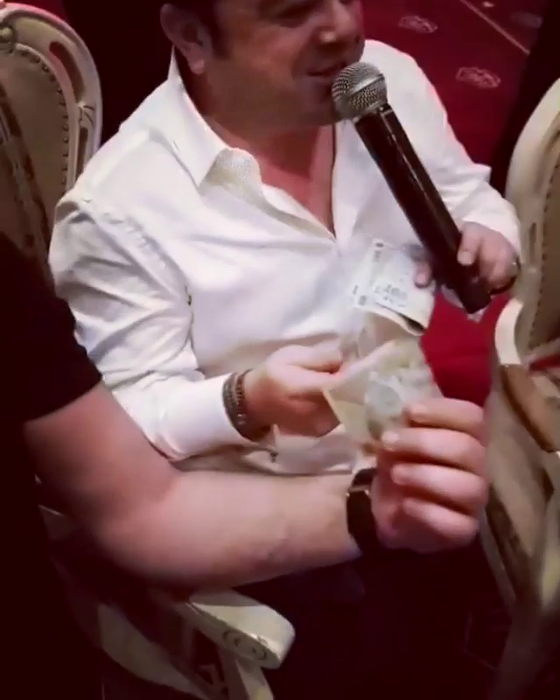 Adrian Minune a primit, din nou, 10 lei pentru o dedicație. Care a fost reacția manelistului
