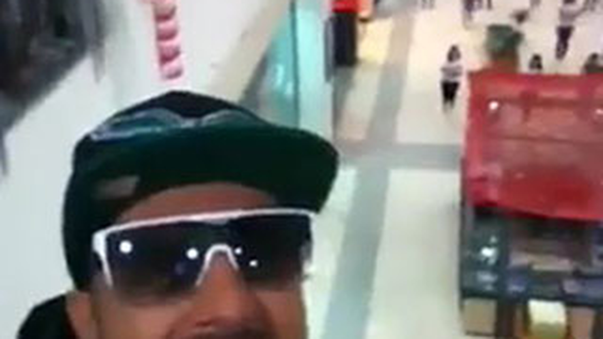 VIDEO Alex Velea s-a rupt in figuri la mall in timp ce fanii il asteptau!