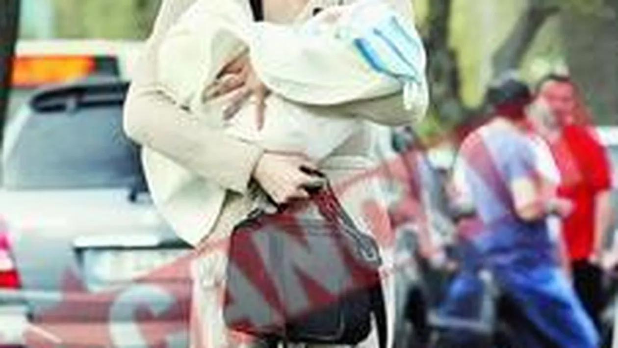 Roxana Ciuhulescu i-a luat fetitei rochie de botez de 700 euro