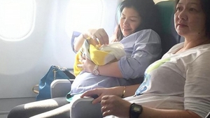 Însărcinată în luna a şasea, o femeie a născut în avion! Ce gest au făcut pasagerii