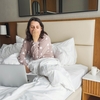 De ce dormim mai prost într-un loc necunoscut, chiar dacă patul este confortabil. Ce se întâmplă cu creierul în prima noapte