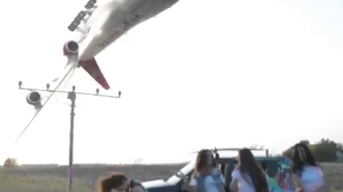 Viralul care i-a lasat pe toti cu gura cascata! Cea mai tare cascadorie cu un Boeing, pe aeroportul Otopeni! Un avion a facut o manevra cum n-ai vazut nici in filme, trecand milimetric cu aripa pe langa patru pustoaice