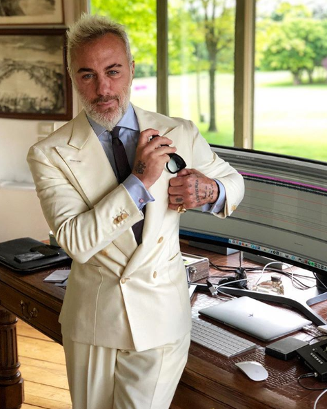 Gianluca Vacchi, elegant, la birou