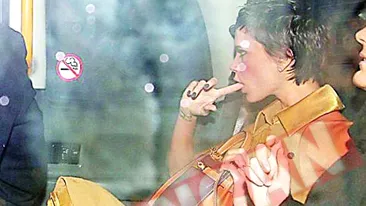 Se scobeste intre dinti