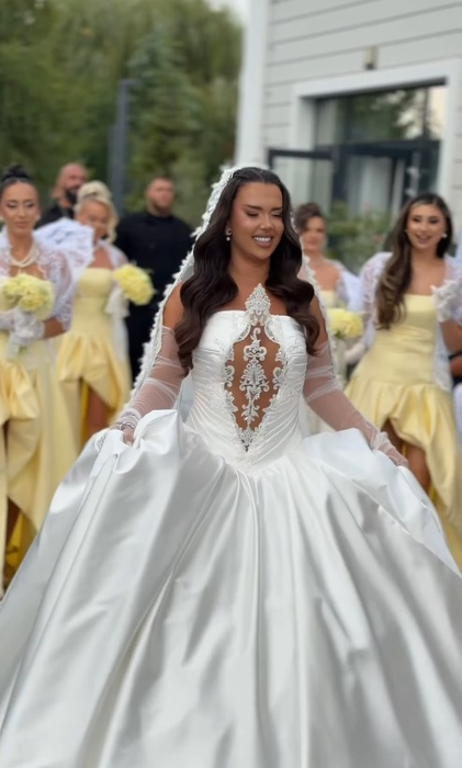 Cât a costat prima rochie de mireasă purtată de Andra Voloș. Soția lui Robert Lele nu s-a uitat la bani!