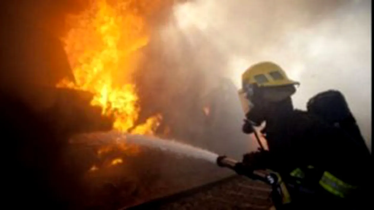 Incendiu de proporţii în Capitală! Mai multe case au fost cuprinse de flăcări