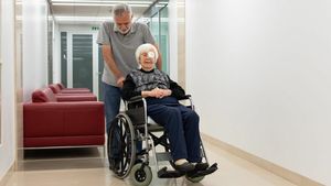 Ce s-a întâmplat după ce românul Petru s-a angajat îngrijitor în casa unei pensionare de 85 de ani din Italia