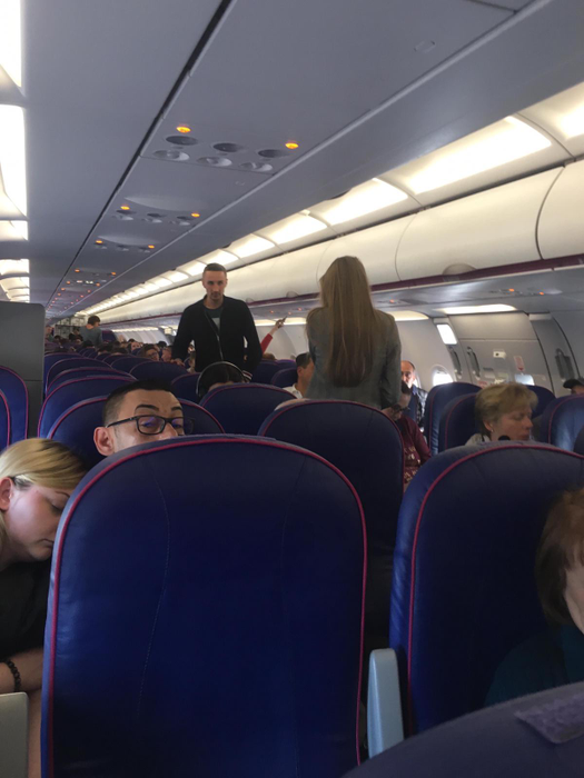 Scandalos! Ce au pățit câțiva pasageri români într-un avion low-cost Eindhoven – București