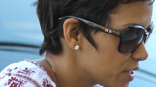 Halle Berry merge in carje, ciufulita, dar are ochelari personalizati!