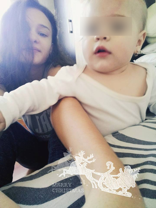 Izabela, alături de surioara ei