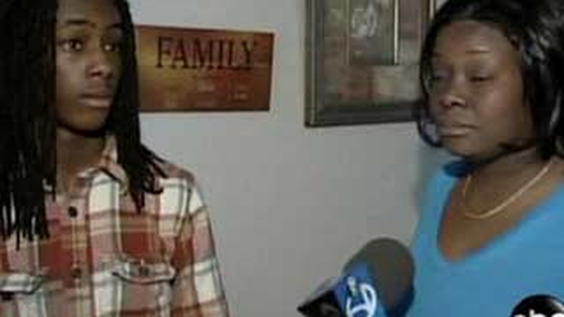 VIDEO Un politist din Newark filmat in timp ce batea un adolescent
