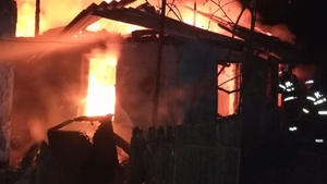 O femeie de 86 de ani, din Argeș, a murit în locuința cuprinsă de un incendiu