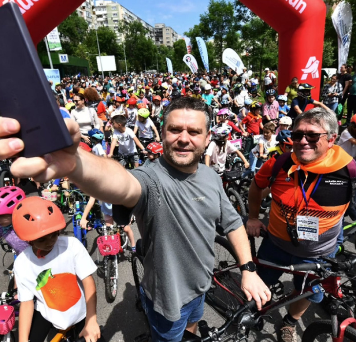 Ciprian Ciucu demonstrează că poți face politică și cu pătrățele. Așa se antrenează primarul “6 pack” în sala de forță