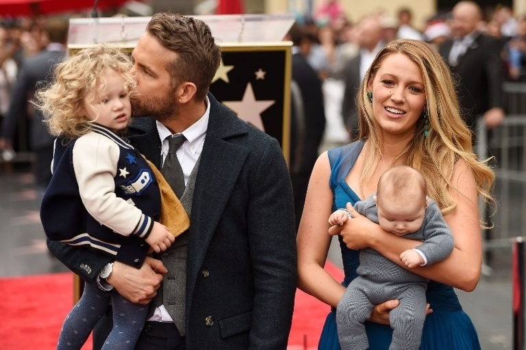 Aceştia sunt cei mai frumoşi părinţi celebri! Actorii BLAKE LIVELY şi RYAN REYNOLDS, apariţie în premieră alături de fiicele lor