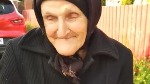 Povestea unei bătrâne de 80 de ani din Iași a înduioșat o țară întreagă! Imaginile durerii cu bunicuța care n-are din ce trăi: „Mor tânjind la o banală salată!”