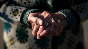 De-a râsul plânsul! Sandu din Vizureni a sărit să violeze croitoreasa satului, dar femeia s-a apărat cu o furculiță