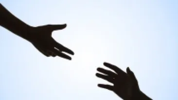 A vrut să se arunce de pe pod, iar un polițist și un pompier l-au salvat în ultima clipă