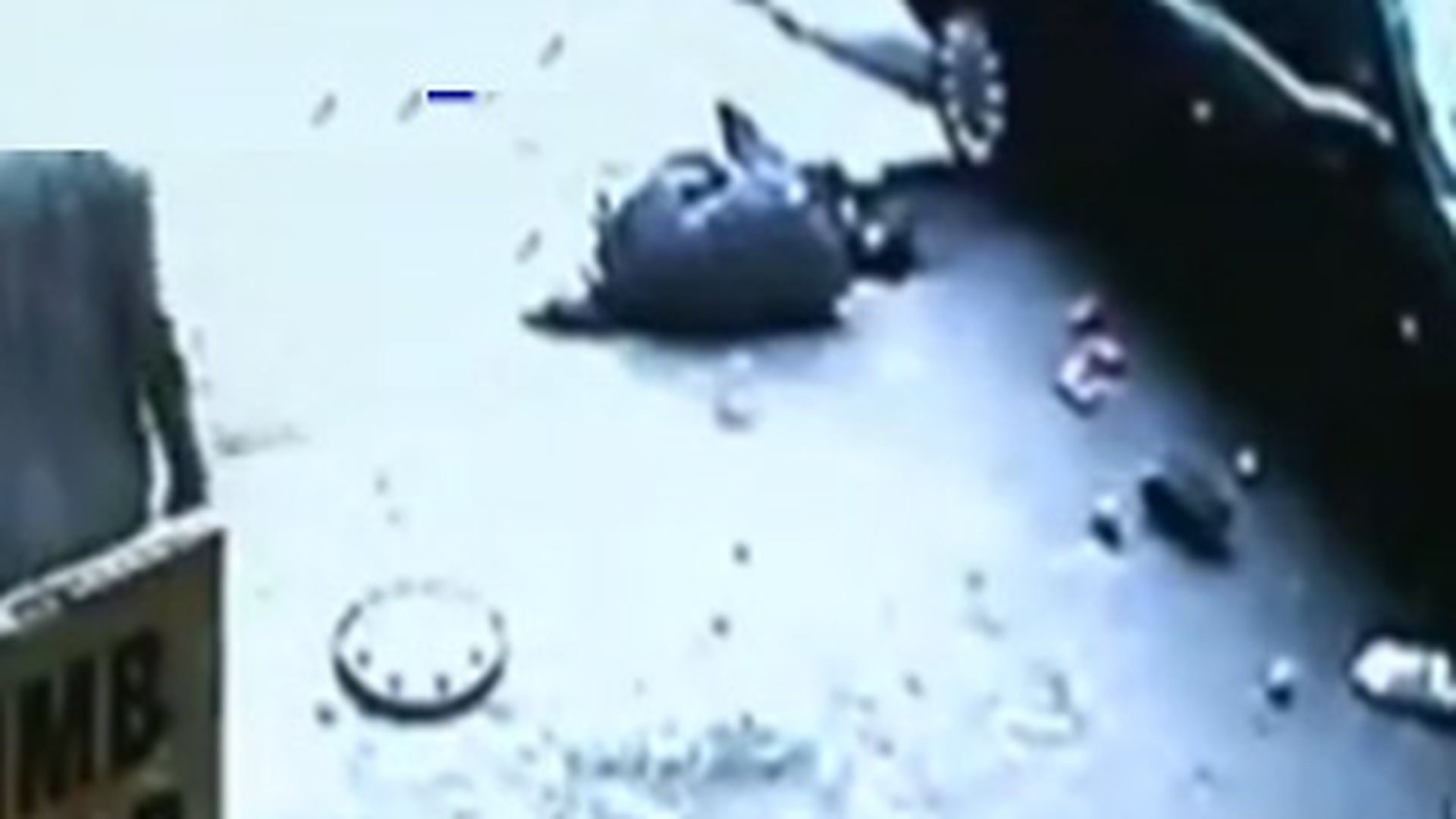 VIDEO Imagini socante! Sase persoane spulberate la semafor, in Bacau